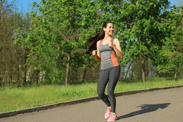 Parkta Çalıştıran Sportif Genç Kadın — Stok fotoğraf