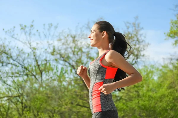 Parkta Çalıştıran Sportif Genç Kadın — Stok fotoğraf