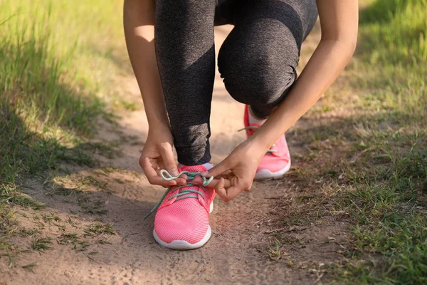 Mujer Joven Deportiva Atando Cordones Antes Correr Parque — Foto de Stock