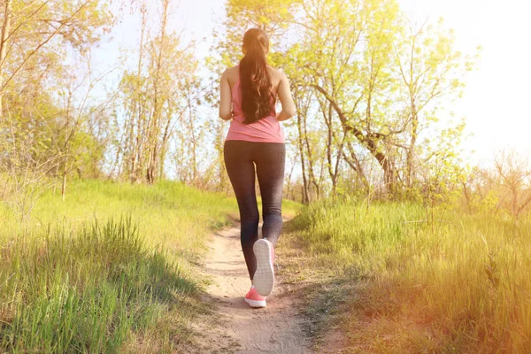 Giovane Donna Sportiva Che Corre Nel Parco — Foto Stock