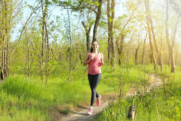 Giovane Donna Sportiva Che Corre Nel Parco — Foto Stock