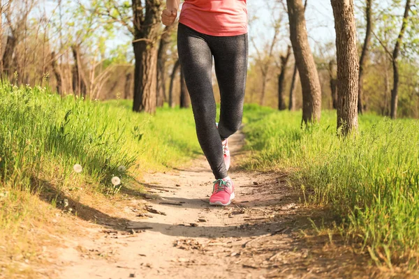 Parkta Çalıştıran Sportif Genç Kadın — Stok fotoğraf