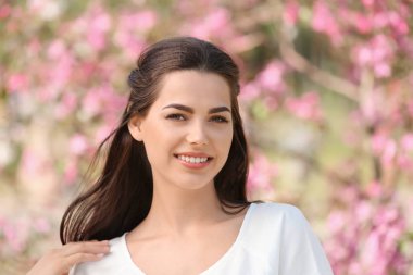 Bahar günü Park'ta güzel genç kadın