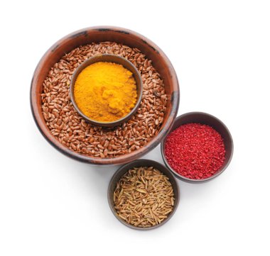 Beyaz arka planda farklı baharatlı kaseler