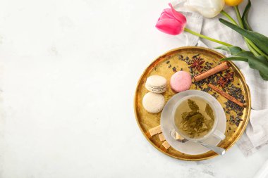 Fincan sıcak çay ve macarons tablo ile tepsi