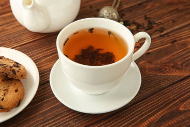 Tahta masada bir fincan sıcak çay.