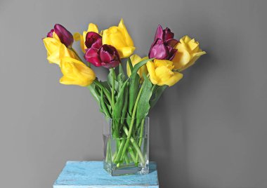 Tablo renkli arka plan üzerinde güzel Lale vazo