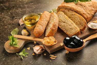 Zeytin yağı ile dilimlenmiş ekmek ve baharat masada