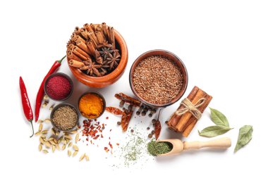 Baharat beyaz arka plan üzerinde çeşitli