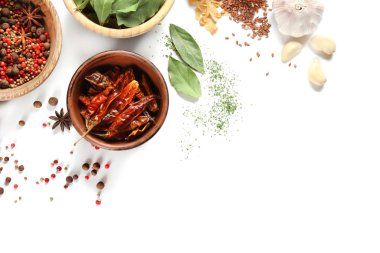 Baharat beyaz arka plan üzerinde çeşitli