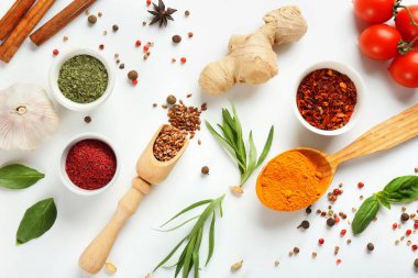 Taze domates ve baharat beyaz arka plan üzerinde çeşitli