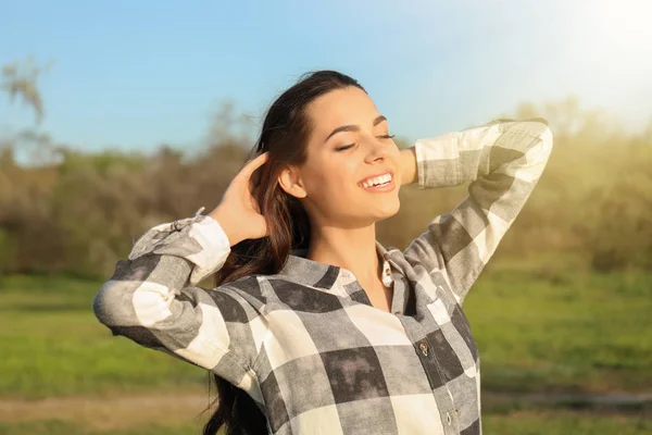 Portrait Beautiful Young Woman Outdoors — Stock Photo, Image