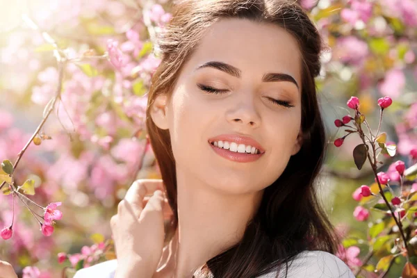 Beautiful Young Woman Blooming Tree Park Spring Day — Stock Photo, Image