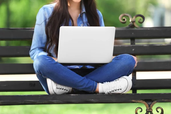 Belle Jeune Femme Repos Dans Parc Avec Ordinateur Portable — Photo