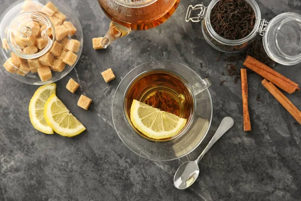 テーブルの上のレモンと熱いお茶のカップと組成 — ストック写真