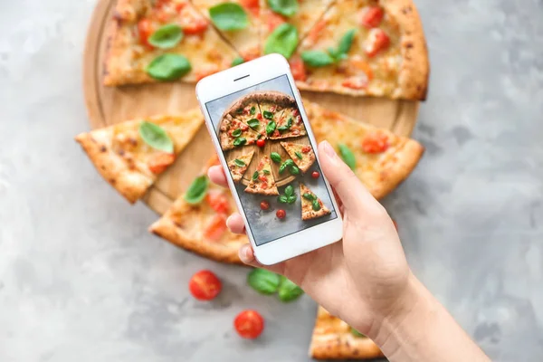 Mulher Fotografando Fatias Deliciosa Pizza Margherita Com Telefone Celular — Fotografia de Stock