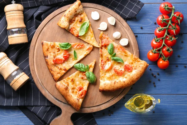 Skład Plastrami Pyszne Pizza Margherita Podłoże Drewniane — Zdjęcie stockowe