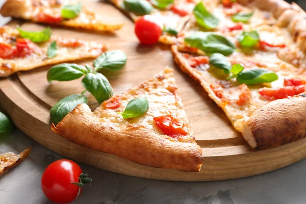 Tabuleiro Com Fatias Deliciosa Pizza Margherita Mesa Close — Fotografia de Stock