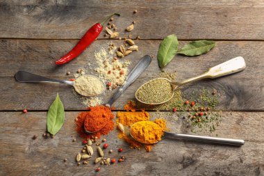 Ahşap arka planda farklı baharatlar içeren kompozisyon