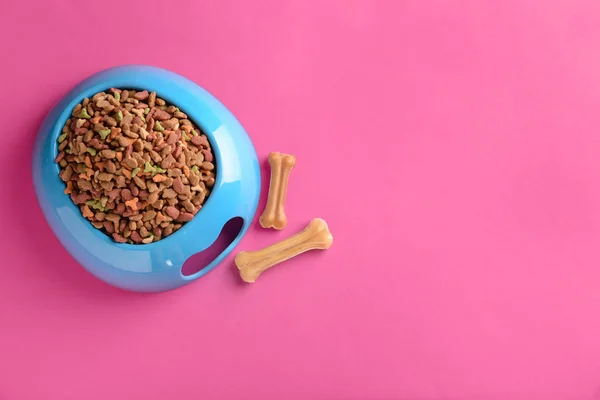 Renk Arka Plan Üzerinde Evde Beslenen Hayvan Yiyecek Ile Kase — Stok fotoğraf