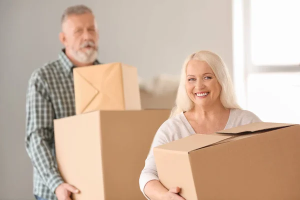 Coppia Matura Con Scatole Mobili Nella Nuova Casa — Foto Stock