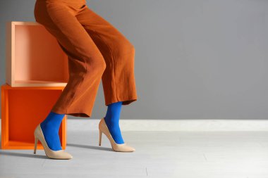 Tayt ve renk duvara pantolon güzel genç kadının bacakları