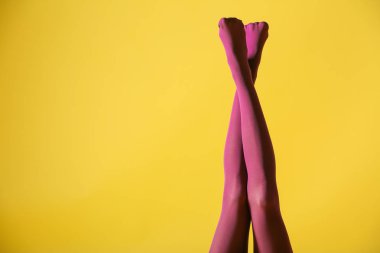 Külotlu çorap giymiş güzel genç bir kadının bacakları.