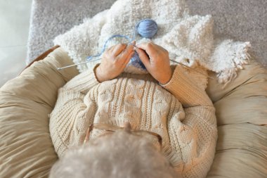 Üst düzey kadın sıcak sock evde örgü