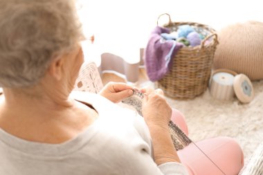 üst düzey kadın evde örgü