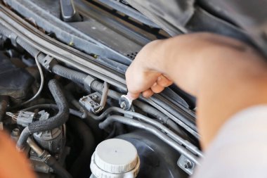 Erkek mekanik Servis Merkezi, closeup arabasını tamir
