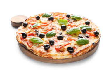 Beyaz zemin üzerine lezzetli İtalyan pizza ile ahşap tahta