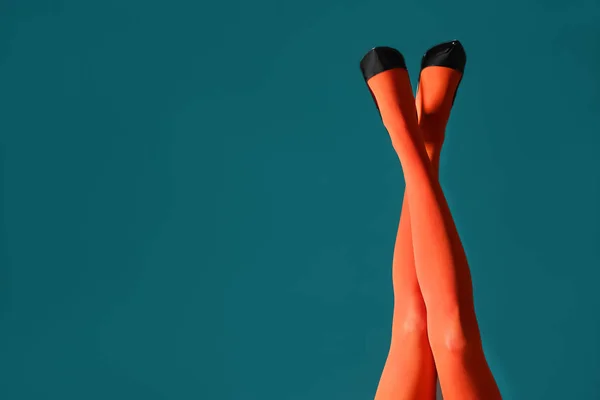 Ноги Красивой Молодой Женщины Колготках Цветном Фоне — стоковое фото