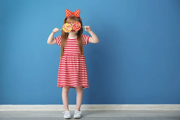 Linda Niña Con Piruletas Cerca Pared Color —  Fotos de Stock