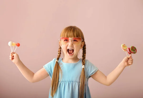 Menina Bonito Com Pirulitos Fundo Cor — Fotografia de Stock