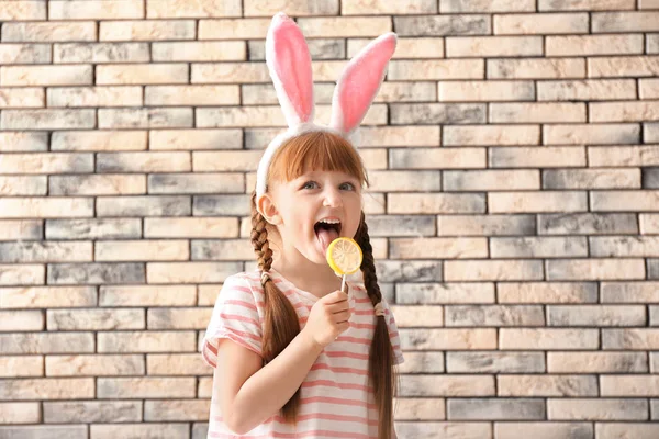 Sevimli Küçük Kız Yakınındaki Duvara Lolipop Tavşan Kulaklı — Stok fotoğraf