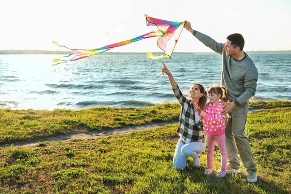 Mutlu Aile Uçan Uçurtma Nehri Yakınında — Stok fotoğraf