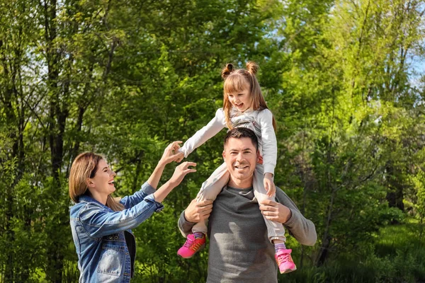 Happy Family Park Sunny Day — Stock Photo, Image