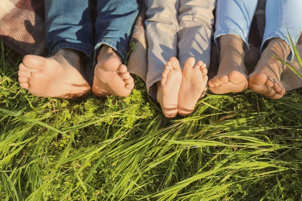 Famiglia Scalza Sdraiata Sull Erba Nel Parco — Foto Stock