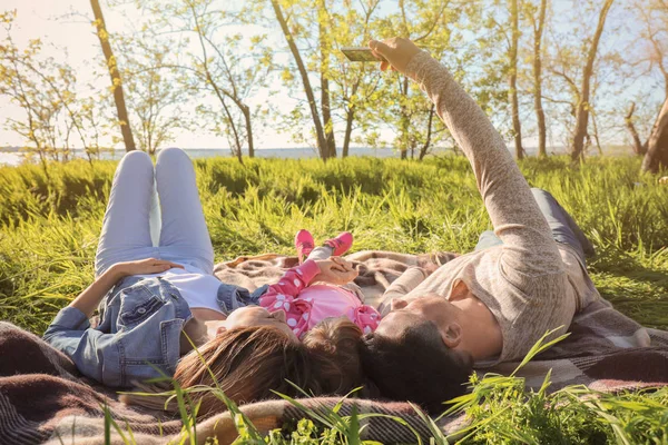Glückliche Familie Macht Selfie Während Sie Auf Grünem Gras Park — Stockfoto