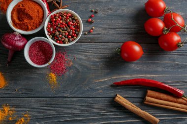 Ahşap arka plan üzerinde çeşitli baharatlar ile kase