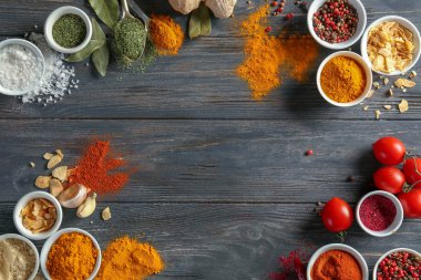 Ahşap masa üzerinde çeşitli baharatlar çerçeve yapılmış