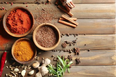 Ahşap arka planda çeşitli baharatlar