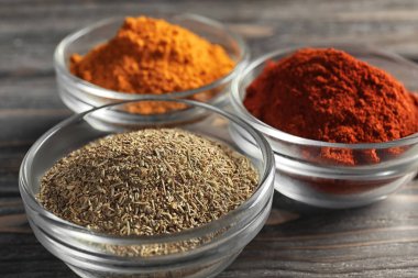 Ahşap zemin, closeup üzerine çeşitli baharatlar ile cam kase