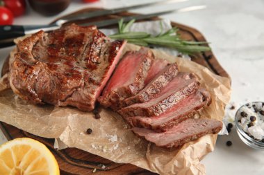 Tahta masada lezzetli ızgara biftek ile