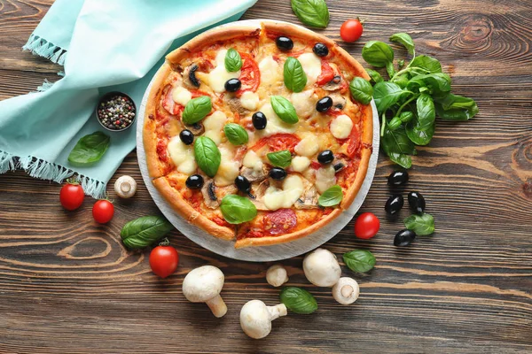 Savoureuse Pizza Italienne Ingrédients Sur Fond Bois — Photo