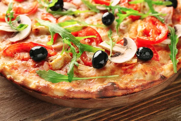 Bord Met Lekkere Italiaanse Pizza Houten Tafel Close — Stockfoto