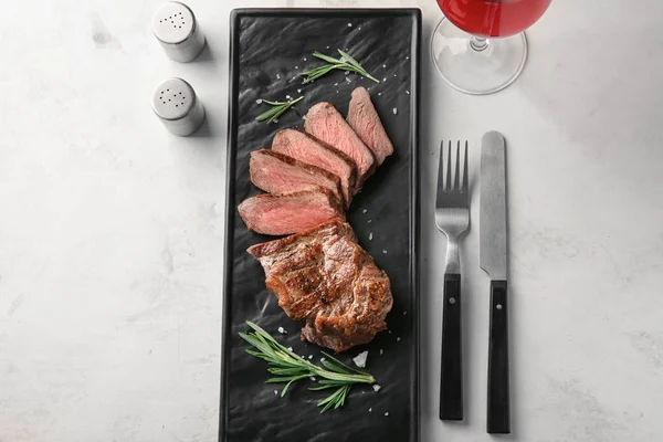 Composition Avec Délicieux Steak Grillé Sur Fond Clair — Photo