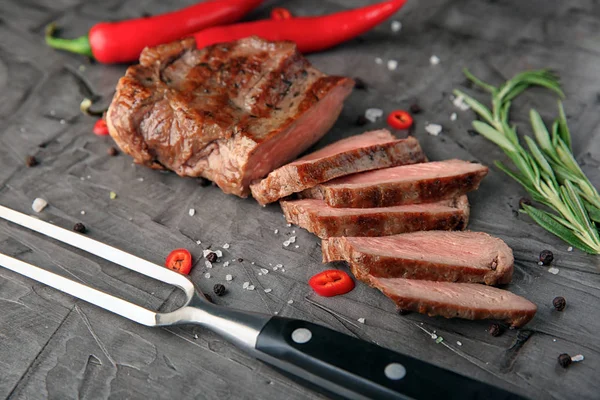 Läcker Grillad Biff Grå Bakgrund — Stockfoto