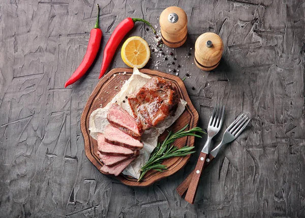 Composición Con Sabroso Filete Parrilla Sobre Fondo Gris — Foto de Stock