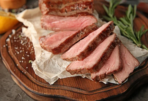 Bordo Con Gustosa Bistecca Alla Griglia Fondo Grigio — Foto Stock